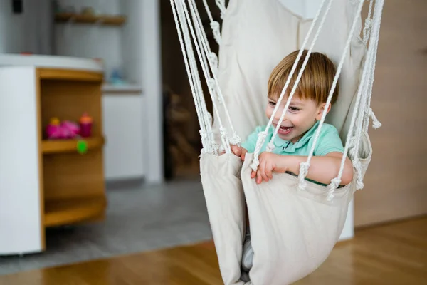 幸せなかわいい男の子持って楽しいですホーム — ストック写真