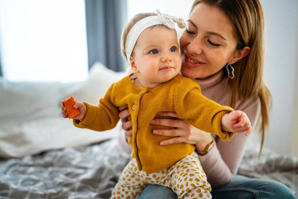 Anne Bebek Evde Oynayıp Gülümsüyor Mutlu Aile — Stok fotoğraf