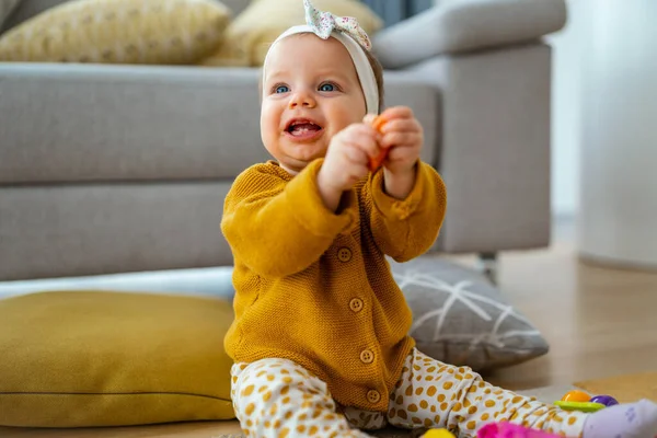 Schattige Baby Spelen Met Kleurrijk Speelgoed Thuis — Stockfoto