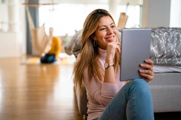 Souriant Jeune Femme Heureuse Avec Tablette Maison Travail Technologie Concept — Photo