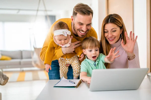 Gelukkig Familie Chatten Met Computer Samen Thuis — Stockfoto