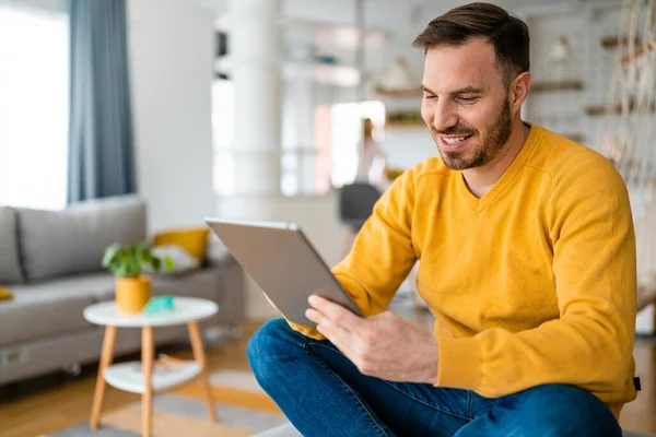 Disfrutando Tiempo Libre Casa Hombre Joven Guapo Usando Computadora Buscando —  Fotos de Stock