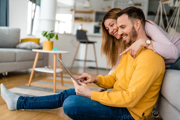 Pareja Joven Casa Websurf Internet Divertirse — Foto de Stock