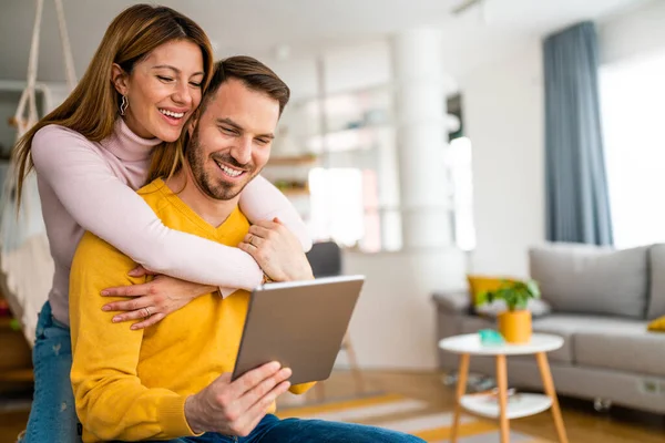 Jong Stel Thuis Websurfen Internet Plezier Hebben — Stockfoto