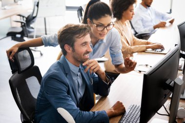 Modern ofiste çalışan iş adamlarının işbirliği ve analizi