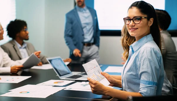 Lluvia Ideas Del Equipo Equipo Gerentes Creativos Trabaja Con Nuevo — Foto de Stock