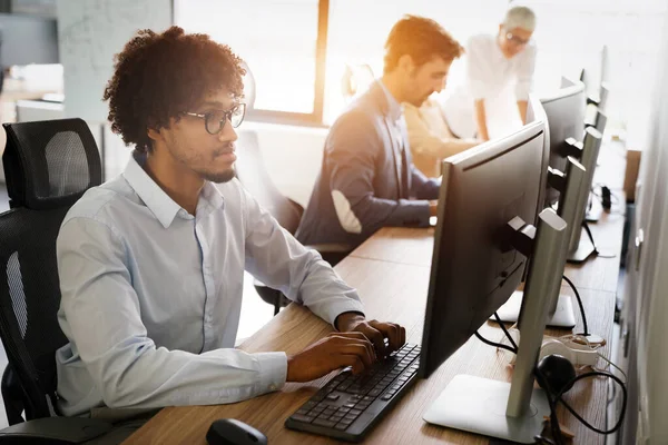 Programmierer Arbeiten Einem Büro Für Softwareentwicklung — Stockfoto