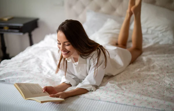 Descanso Confort Ocio Concepto Personas Sexy Feliz Mujer Leyendo Libro —  Fotos de Stock