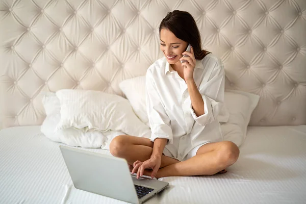 Trabajo Remoto Tecnología Concepto Personas Feliz Hermosa Mujer Que Trabaja —  Fotos de Stock