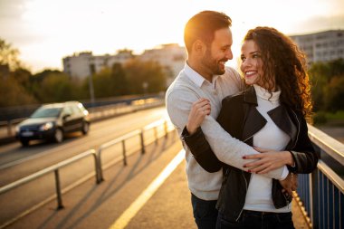 Randevularında gülüşen mutlu genç çift. İnsanlar mutluluk konseptini öper.