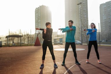 Bir grup formda arkadaş dışarıda eğitim görüyor. Spor sağlık egzersizi konsepti