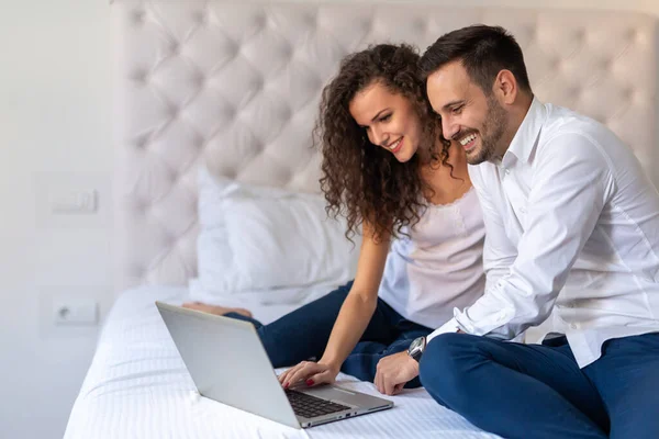 Casal Jovem Relaxante Casa Com Laptop Amor Felicidade Pessoas Conceito — Fotografia de Stock