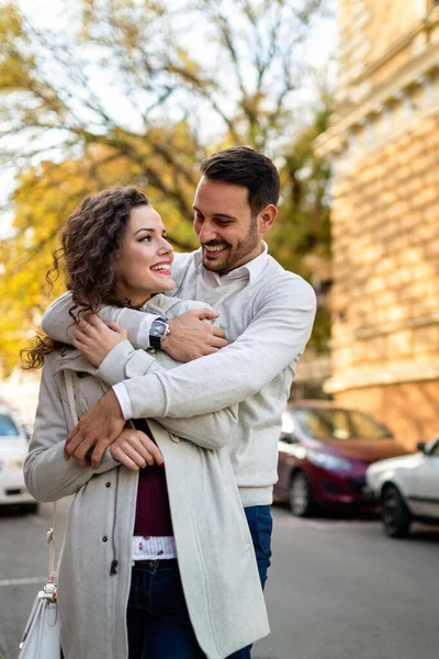 Feliz Pareja Joven Abrazando Riendo Cita Gente Besa Felicidad Concepto —  Fotos de Stock