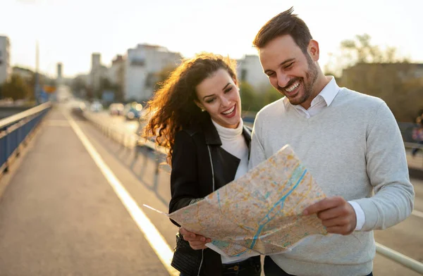 Turistas Casal Feliz Cidade Turística Com Mapa Pessoas Viagens Conceito — Fotografia de Stock