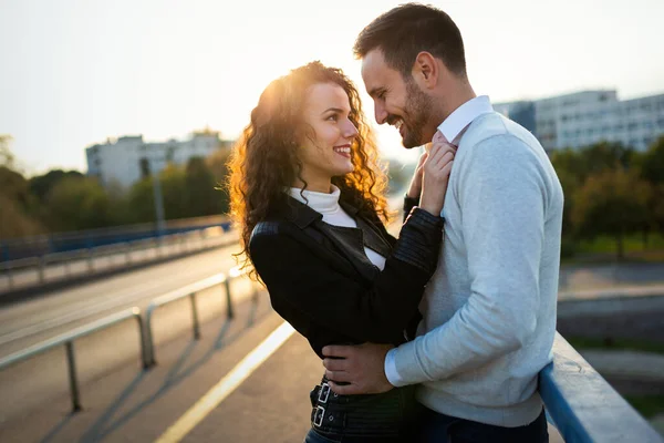 Gelukkig Paar Liefde Hebben Plezier Een Zonnige Dag Stad — Stockfoto