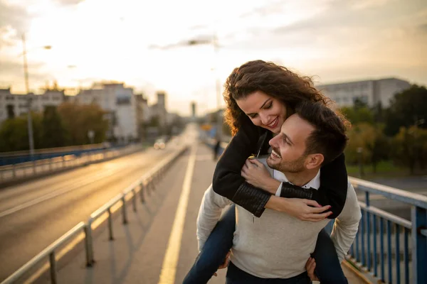 Casal Feliz Amor Ligação Viajando Divertindo Juntos Livre — Fotografia de Stock