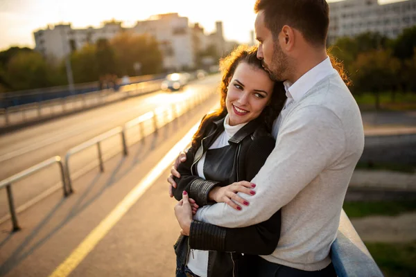 데이트하면서 사람들은 행복의 재미있는 개념에 키스한다 — 스톡 사진