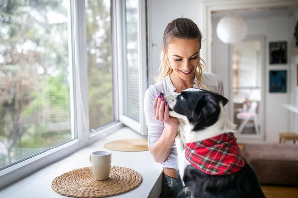 Porträt Einer Glücklichen Frau Die Hause Mit Ihrem Hund Spielt — Stockfoto