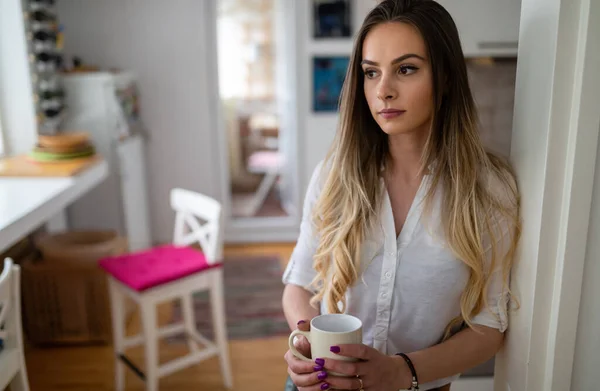 Hermosa Mujer Disfrutando Del Café Mañana Casa Concepto Estilo Vida —  Fotos de Stock