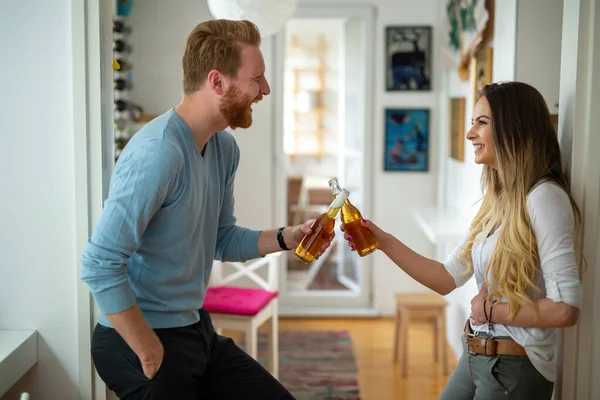 Pareja Feliz Enamorada Bebiendo Cerveza Brindando Casa — Foto de Stock