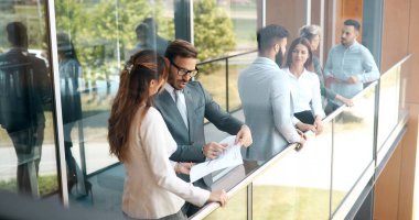 İşbirliği yapan bir grup iş adamı