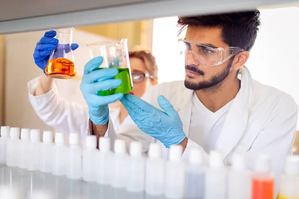 Clínicos Serios Estudiando Elementos Químicos Laboratorio Concepto Virus Investigación — Foto de Stock