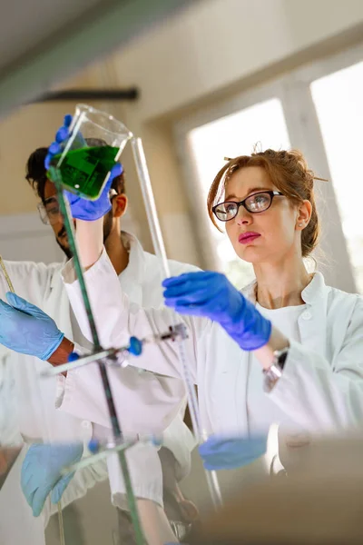 Jovem Cientista Atraente Que Trabalha Laboratório — Fotografia de Stock