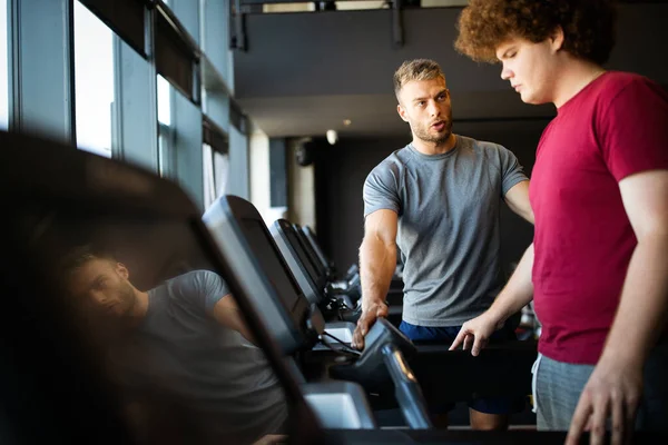 Übergewichtiger Junger Molliger Mann Trainiert Fitnessstudio Mit Personal Trainer — Stockfoto