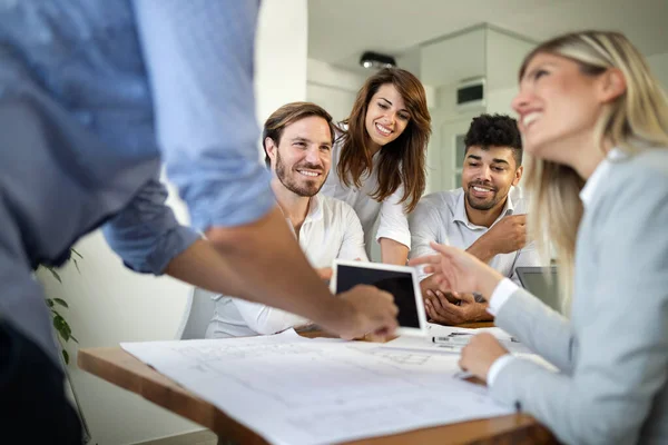 Collaboratori Allegri Che Lavorano Insieme Ufficio Durante Riunione Aziendale — Foto Stock