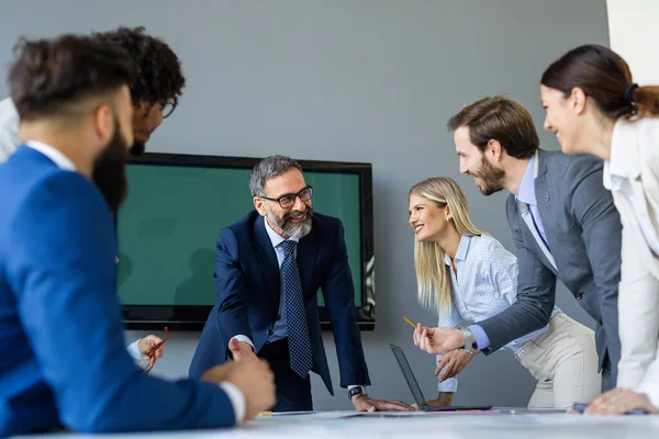 Grupp Glada Unga Affärsmän Möte Kontoret — Stockfoto