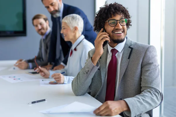 Diverso Equipo Negocios Trabajando Juntos Reunión Analizando Documentos Financieros Oficina — Foto de Stock