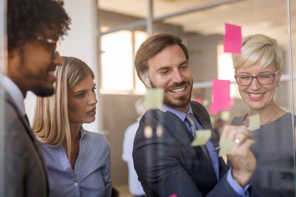 Große Entscheidungen Treffen Glücklicher Erfolg Geschäftsleute Arbeiten Brainstorming Zusammen Büro — Stockfoto