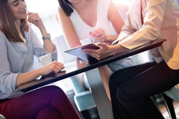 Zakelijke Vrouwen Discussiëren Een Vergadering Technologie Teamwork Concept Voor Zakenmensen — Stockfoto