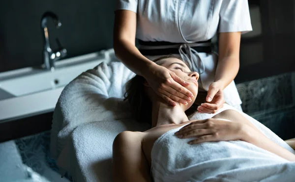 Young Beautiful Woman Beauty Salon Getting Spa Massage — Stock Photo, Image