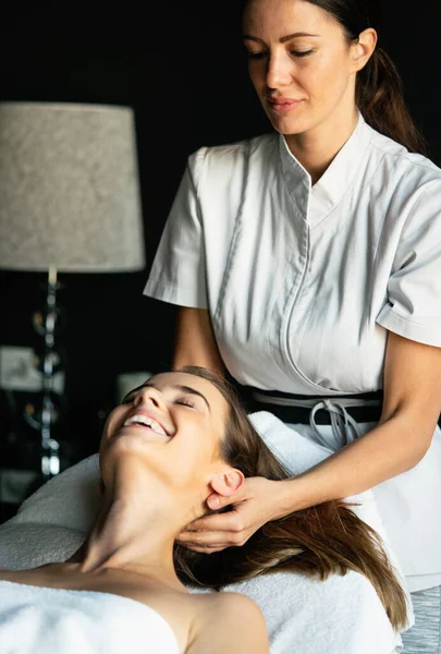 Junge Und Gesunde Frau Wellnesssalon Massagetherapie Und Schönheitsbehandlungen — Stockfoto