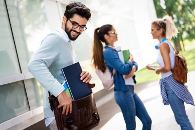 Sınav için birlikte çalışan bir grup mutlu öğrenci.