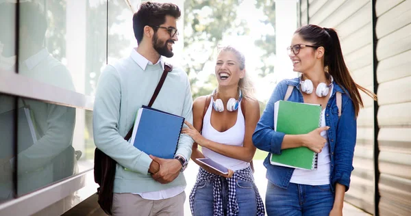 Istruzione Campus Amicizia Concetto Persone Gruppo Studenti Felici Con Cartelle — Foto Stock