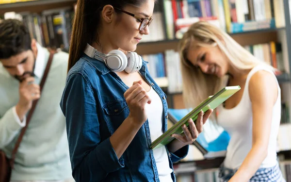 Szczęśliwa Grupa Młodych Studentów Studiujących Pracujących Razem Bibliotece Uniwersyteckiej — Zdjęcie stockowe