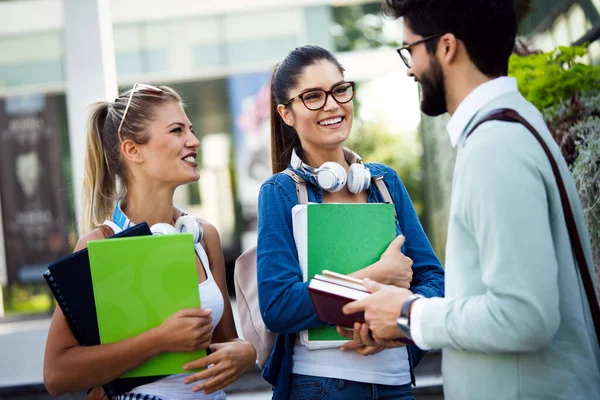 Szczęśliwy Studenci Studia Kampusie Uniwersyteckim Odkryty — Zdjęcie stockowe