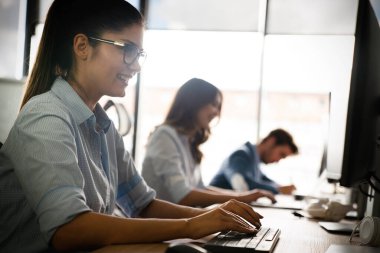 IT şirketinde işbirliği yapan programcılar uygulama geliştiriyor