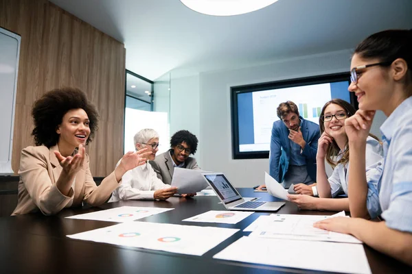 Felici Colleghi Lavoro Multietnici Che Lavorano Ufficio Moderno — Foto Stock