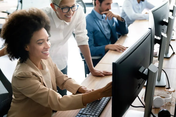 Programadores Trabalhando Escritório Empresa Desenvolvimento Software — Fotografia de Stock