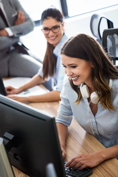 Happy Business People Working Having Fun Chatting Workplace Office — Stock Photo, Image