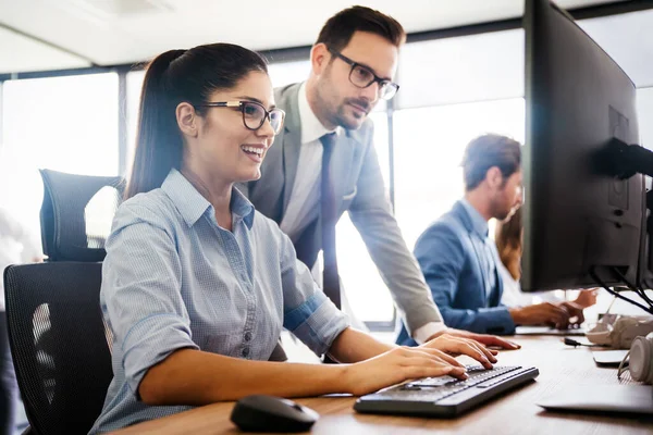 Programadores Que Trabajan Cooperando Empresa Desarrollando Aplicaciones —  Fotos de Stock