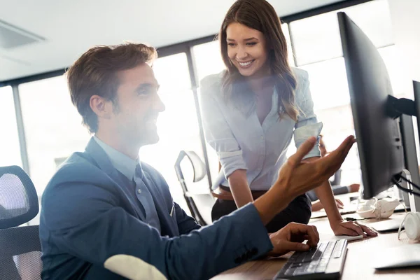 Gruppe Multietniske Forretningsfolk Som Jobber Sammen Brainstorming Embetet – stockfoto