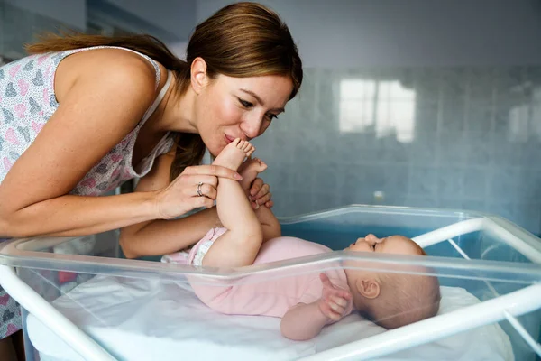 Güzel Genç Anne Yeni Doğan Bebeği Birlikte Aşk Mutluluk Aile — Stok fotoğraf