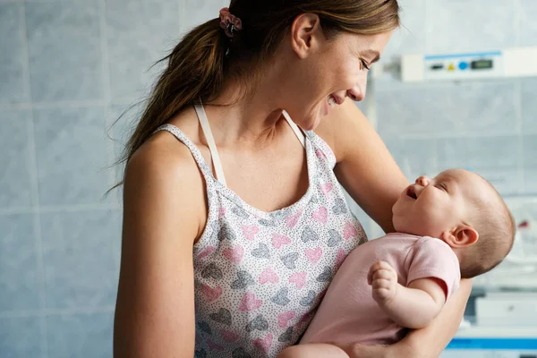 Retrato Mãe Feliz Brincando Beijando Com Seu Bebê Família Pessoas — Fotografia de Stock