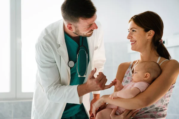 Pediatra Con Madre Feliz Bebé Examen Hospital Heatlhcare Familia Concepto —  Fotos de Stock
