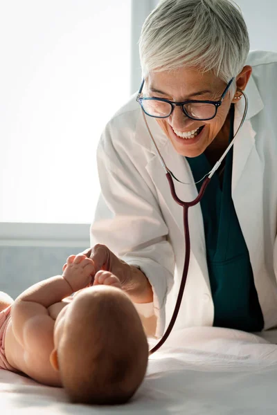 Feliz Pediatra Examina Bebé Salud Examen Médico Concepto Personas —  Fotos de Stock