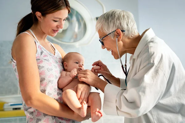 入院中の検査で幸せな母親と赤ちゃんを持つ小児科医 医師の概念 — ストック写真